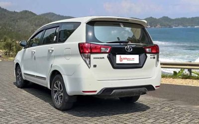 Toyota Innova Reborn belakang